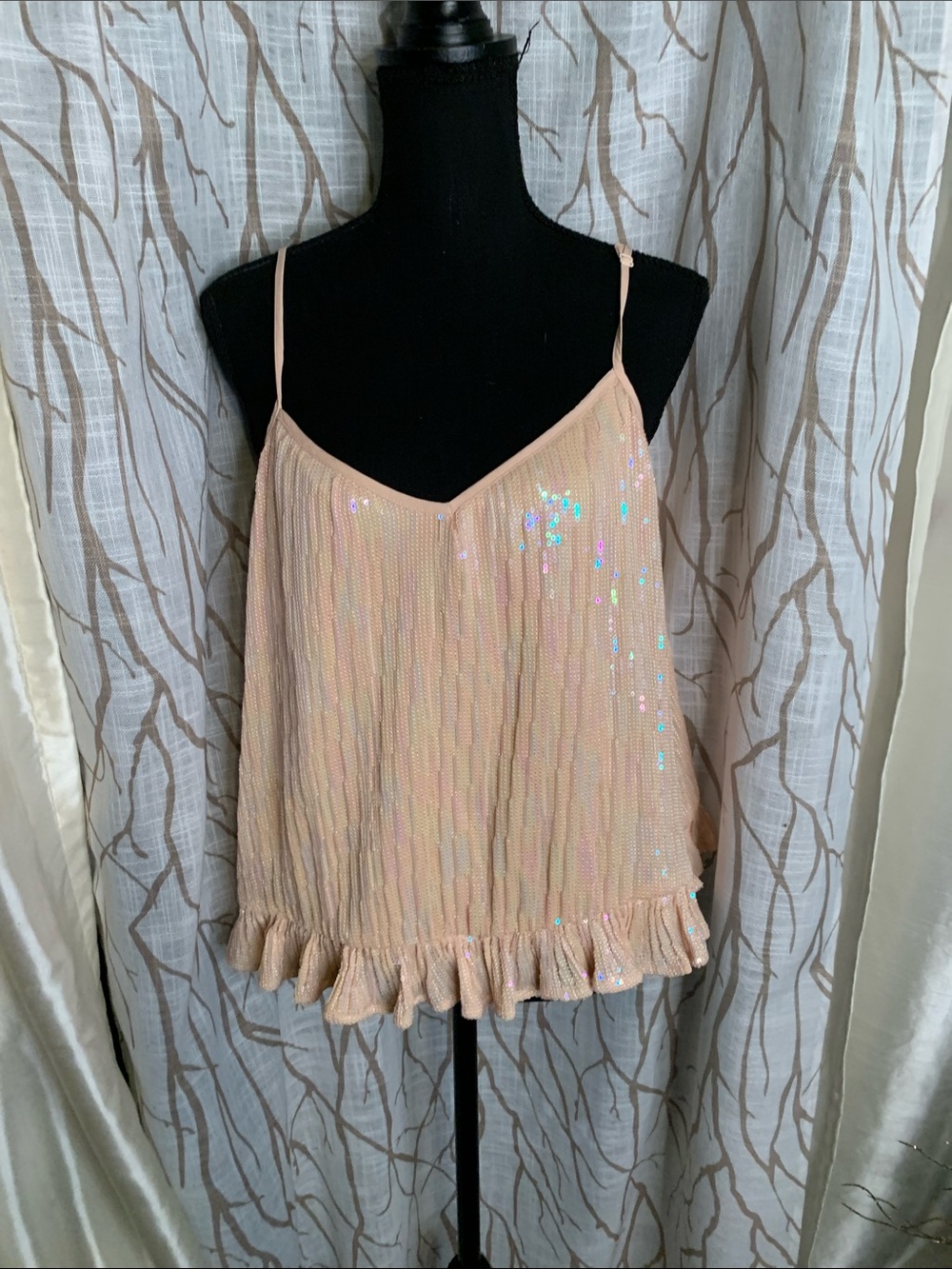 Anthropologie Amelie pink sequin cami top Sequin Ruffle Hem Spaghetti Strap Top